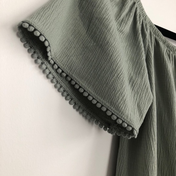 ✨3/$30✨ NWOT- OFF THE SHOULDER BOHO FLOWY TOP - Picture 4 of 4